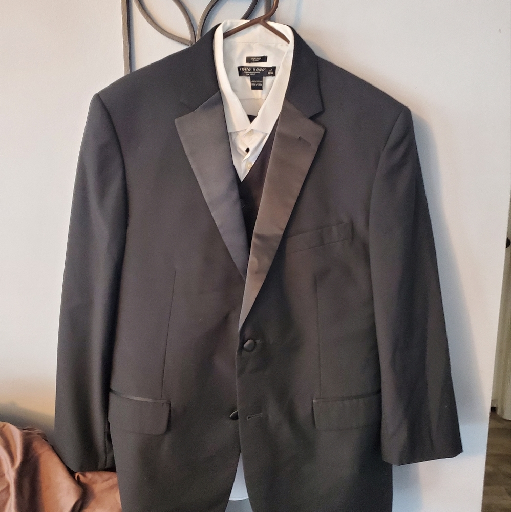 Pronto Uomo Tuxedo Black. Shirt is 32/33. Pants are 44 reg/38waist.